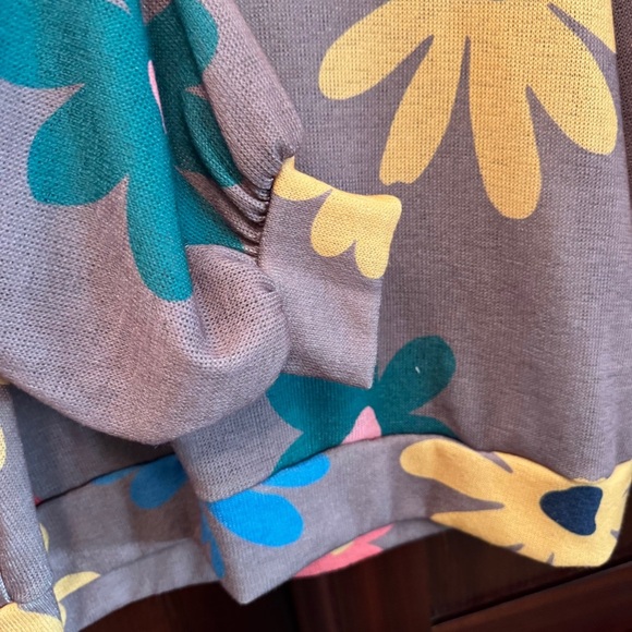 First Love Boxy Colorful Floral Women's Sweatshirt Size Large - Picture 6 of 10